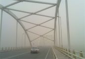 بزرگترین پل شیشه ای جهان در چین آماده بهره برداری شد
